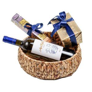 Καλάθι με κρασί “Amethystos Lazaridi” και δυο κουτιά με πραλίνες Leonidas