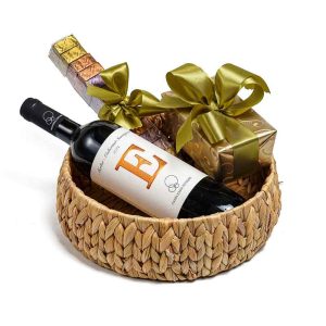 Καλάθι με 1 κρασί MERLOT της “Οικογένειας Γκιρλέμη” και 2 κουτιά σοκολατάκια Leonidas