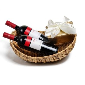 Καλάθι με 2 κρασιά κόκκινα “THEMA” ΠΑΥΛΊΔΗ και 750γρ σοκολατάκια Leonidas