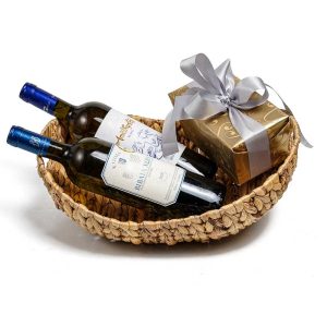 Καλάθι με 1 κρασί “ΒΙΒΛΙΑ ΧΩΡΑ” και 1 κρασί “Amethystos” ΛΑΖΑΡΙΔΗ και 750γρ σοκολατάκια Leonidas