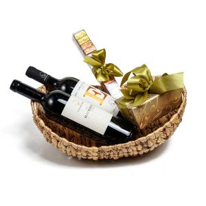 Καλάθι με 1 κρασί “ΜΑΥΡΟΥΔΙ” και 1 κρασί MERLOT “ΟΙΚΟΓΕΝΕΙΑΣ ΓΚΙΡΛΕΜΗ” και 2 κουτιά με πραλίνες Leonidas.