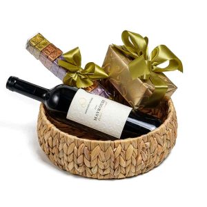 Καλάθι με 1 κρασί ΜΑΥΡΟΥΔΙ της “Οικογένειας Γκιρλέμη” και 2 συσκευασίες με σοκολατάκια Leonidas