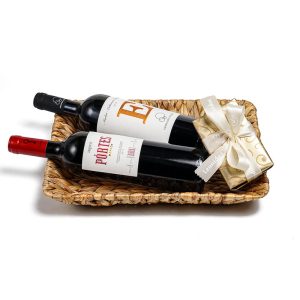 Καλάθι με 1 κόκκινο κρασί MERLOT “ΟΙΚΟΓΕΝΕΙΑ ΓΚΙΡΛΕΜΗ¨ και 1 κόκκινο κρασί PORTES “ΣΚΟΎΡΑΣ” και 320γρ σοκολατάκια Leonidas