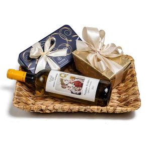 Καλάθι με 1 λευκό κρασί “ΝΤΑΜΑ ΚΟΥΠΑ” ΛΑΖΑΡΙΔΗΣ , 320γρ σοκολατάκια και 1 μεταλλική κασετίνα Leonidas