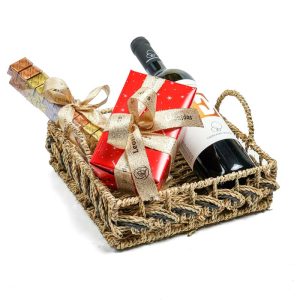 Ψάθινο καλάθι με 1 κρασί Merlot “ΟΙΚΟΓΕΝΕΙΑΣ ΓΚΙΡΛΕΜΗ” και 2 κουτιά με σοκολατάκια Leonidas