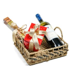 Ψάθινο καλάθι με 1 κρασί “ΒΙΒΛΙΑ ΧΩΡΑ” και 2 κουτιά με σοκολατάκια Leonidas