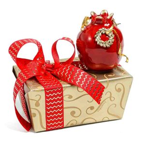 Κουτί με 750γρ σοκολατάκια Leonidas και ρόδι κεραμικό κόκκινο-στεφάνι