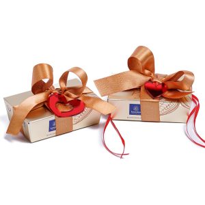 Μίνι κουτάκι με 12 τεμάχια σοκολατάκια Gianduja Giantina Giamanda Leonidas και διακοσμητικό πλέξι καρδούλα