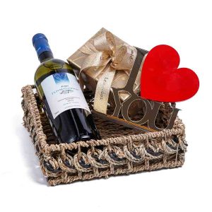 Καλάθι με 1 κρασί λευκό “ΓΕΡΟΒΑΣΙΛΕΙΟΥ” και 500γρ πραλίνες Leonidas και πλέξι διακοσμητικό