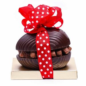 Σοκολατένιο αυγό μαύρη σοκολάτα (medium) με σοκολατάκια Leonidas και διακοσμημένο με πολύχρωμες κορδέλες κόκκινες