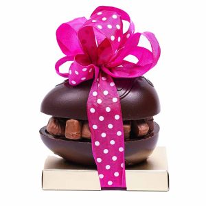 Σοκολατένιο αυγό μαύρη σοκολάτα (small) με σοκολατάκια Leonidas και πολύχρωμες κορδέλες μωβ