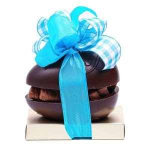Σοκολατένιο αυγό μαύρη σοκολάτα (small) με σοκολατάκια Leonidas και πολύχρωμες κορδέλες μπλέ
