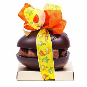 Σοκολατένιο αυγό μαύρη σοκολάτα (small) με σοκολατάκια Leonidas και πολύχρωμες κορδέλες πορτοκαλί