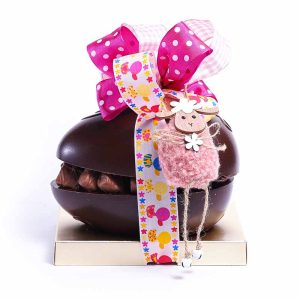 Σοκολατένιο αυγό μαύρη σοκολάτα (large) με σοκολατάκια Leonidas και με πολύχρωμες κορδέλες ροζ