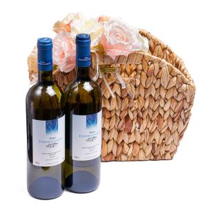 Καλάθι με 2 κρασιά ΓΕΡΟΒΑΣΙΛΕΙΟΥ και 500γρ πραλίνες Leonidas και διακοσμητικά λουλούδια
