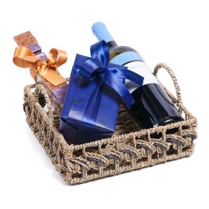 Ψάθινο καλάθι με κρασί λευκό “THEMA ΠΑΥΛΙΔΗΣ”, και δυο κουτιά με σοκολατάκια Leonidas