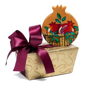 Κλασικό κουτί με 750γρ σοκολατάκια Leonidas και ρόδι ξύλινο χρυσό με διπλό ρόδι