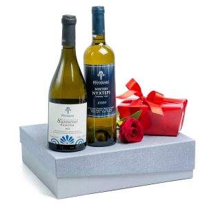 Κουτί γκρί με 2 κρασιά Σαντορίνης ΧΑΤΖΗΔΑΚΗ (ΝΥΧΤΕΡΙ & FAMILIA) και 500γρ σοκολατάκια Leonidas και τριαντάφυλλο