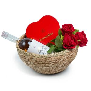 Καλάθι με κρασί ροζέ “DOMAIN LAZARIDIS” και μεταλλική καρδιά με σοκολατάκια Leonidas