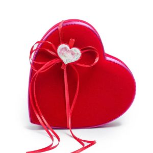 Βελούδινη καρδιά με 290γρ σοκολατάκια Leonidas και μανταλάκι καρδιά