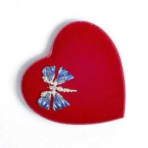 Βελούδινη καρδιά με σοκολατένιες καρδούλες (290γρ) Leonidas και καρφίτσα πεταλούδα μπλέ