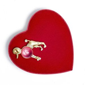Βελούδινη καρδιά με σοκολατάκια Leonidas (290γρ) και καρφίτσα σκυλάκι