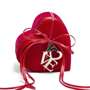 Βελούδινη καρδιά με σοκολατένιες καρδούλες (250γρ) Leonidas και διακοσμητικό πλέξι love